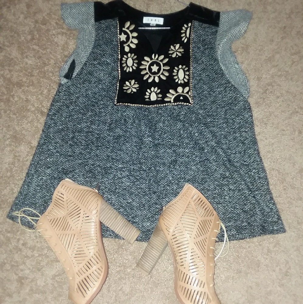 THML Gray & Black Embroidered Top Sz Lg